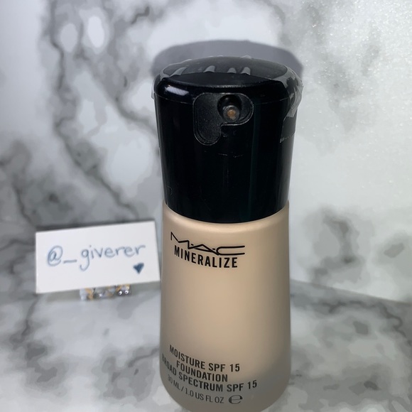 NC15 MINERALIZE MOISTURE FOUNDATION MAC Cosmetics - Picture 6 of 11